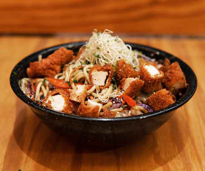 Wok de verduras con pollo crispy — Meraki Resto